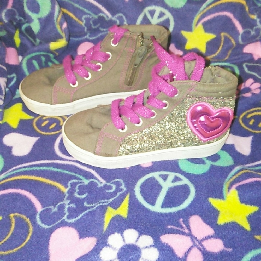 Pretty glittery hearts shoe!!